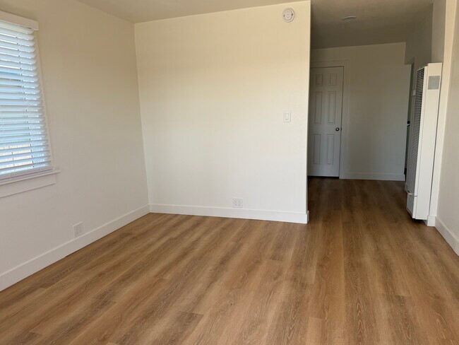 Building Photo - 10 Idora Ave