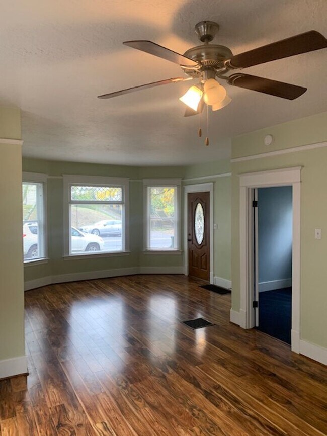 Foto del edificio - Two Bedroom Victorian Home For Rent in the Brooklyn Neighborhood!