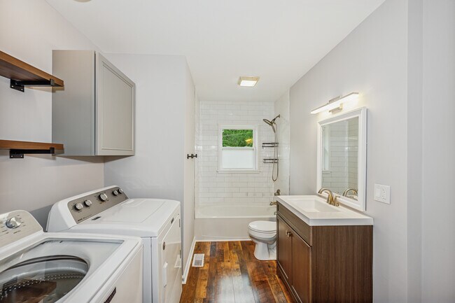 Foto del edificio - 4065 Foxe Basin Rd