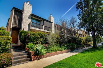 Building Photo - 2216 S Bentley Ave