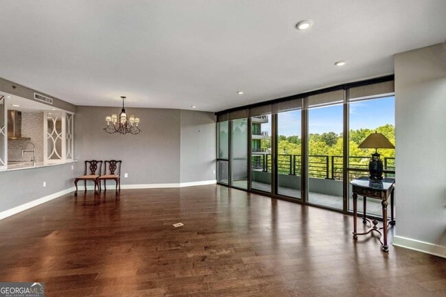 Building Photo - 700 Park Regency Pl NE
