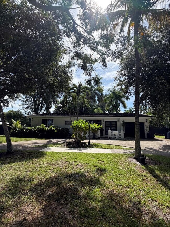 Foto del edificio - 15700 N Miami Ave