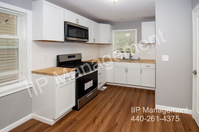 Foto del edificio - 21500 Lakeshore Blvd