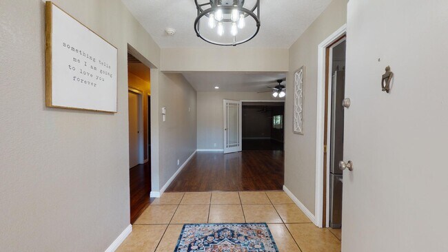 Foto del edificio - 437 Pickwood Ln