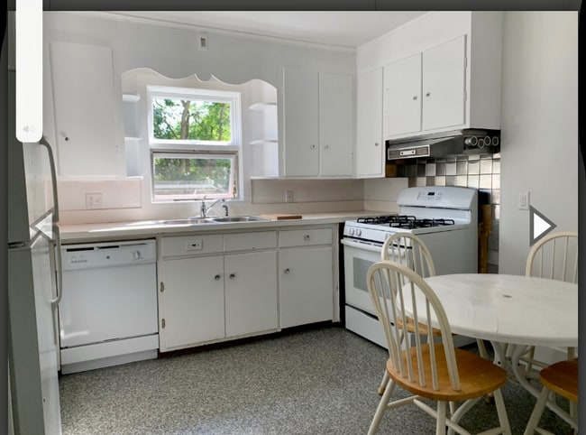 Building Photo - 918 Danby Rd