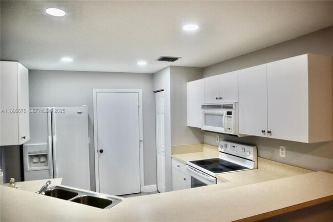 Building Photo - 8656 S Southgate Shores Cir