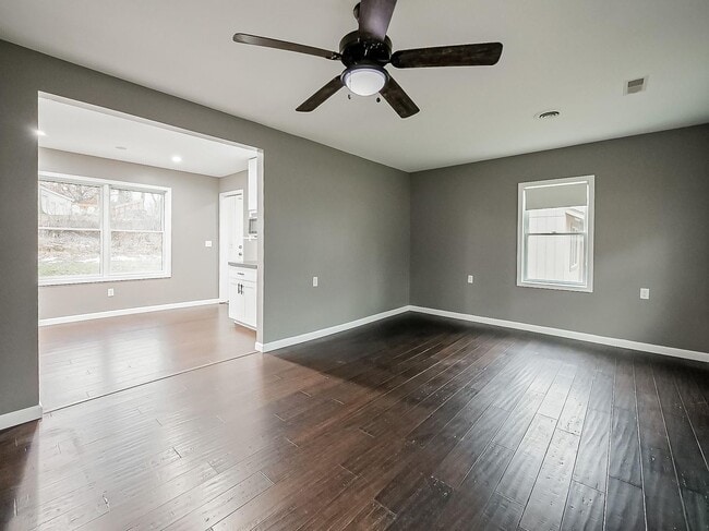 Building Photo - Charming 3-Bed, 2.5-Bath Home in Pinckney!