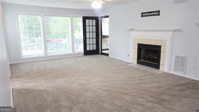 Foto del edificio - 407 Berkeley Woods Dr