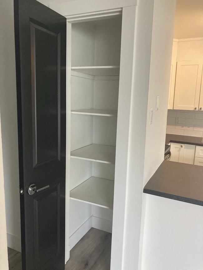 Photo du bâtiment - Fully Renovated Unit Available Now!