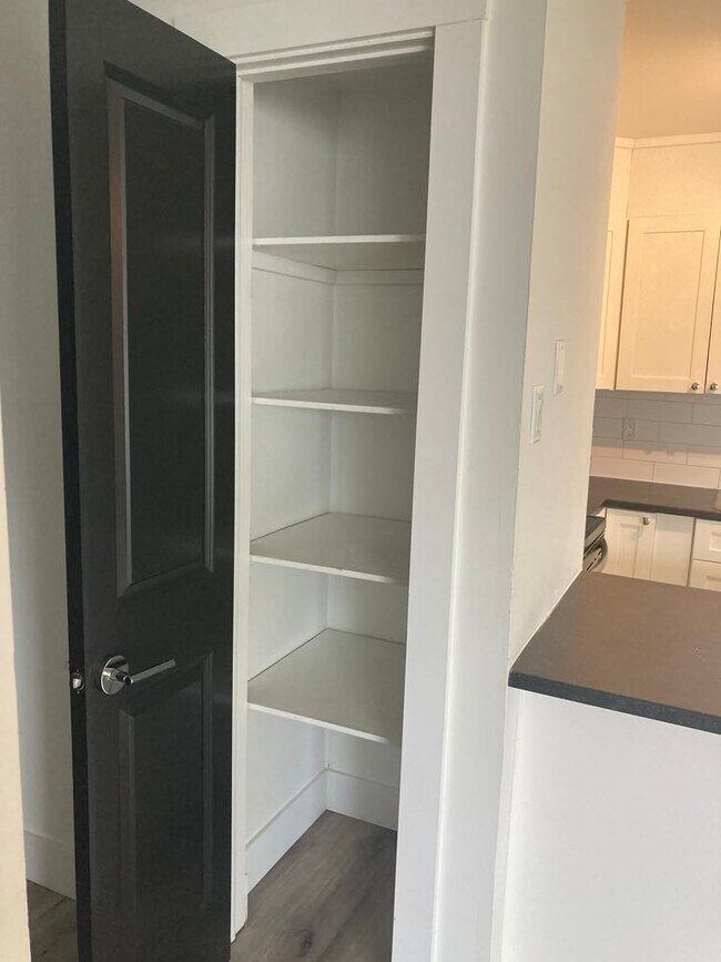 Photo du bâtiment - Fully Renovated Unit Available Now!