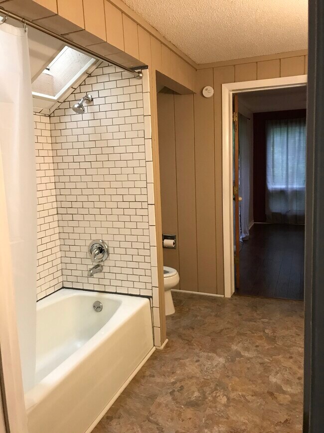 Building Photo - 109 Roxbury Dr