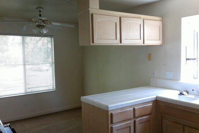 Foto del edificio - Beautiful Woodward Lake home on a large corner lot.