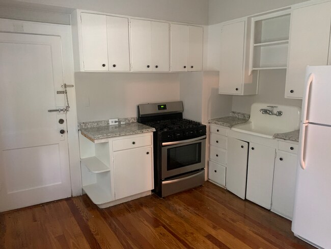Kitchen - 726 E Lime St