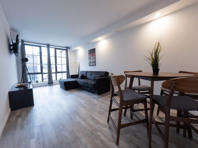 Building Photo - 433 W 53rd St