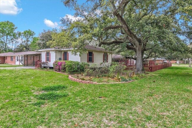 Building Photo - 3702 Travis Dr