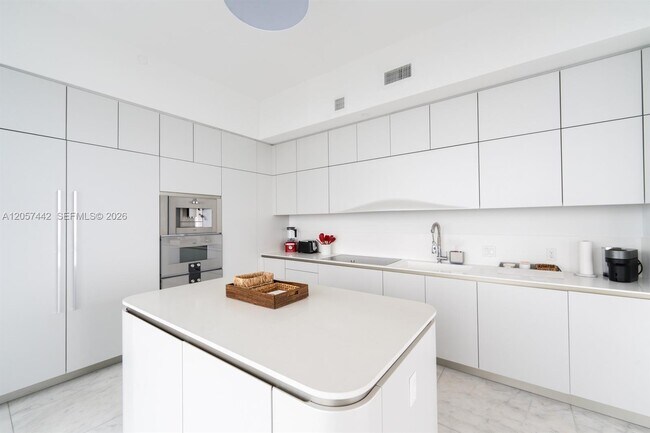 Building Photo - 16901 Collins Ave