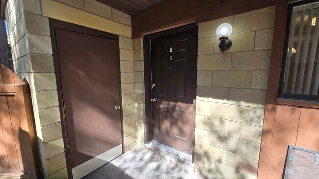 Armario de almacenamiento a la izquierda de la puerta de entrada. - 4226 SW 69th Ter