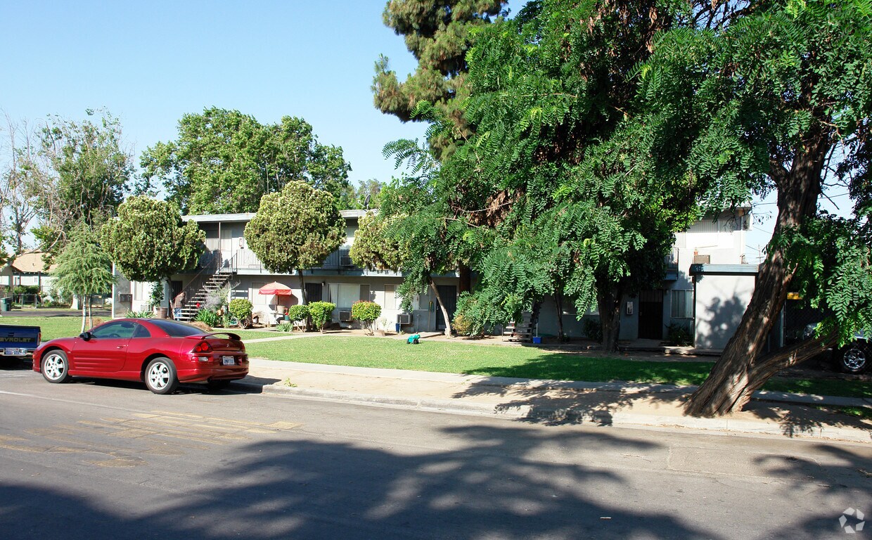 Building Photo - 2547 E Thomas Ave