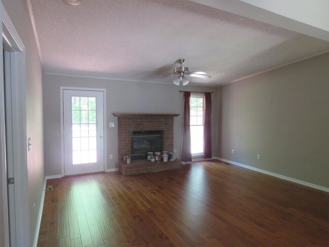 Building Photo - 1064 Summit Dr