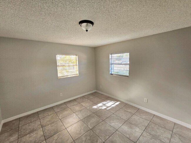 Foto del edificio - 2584 Seneca Ave