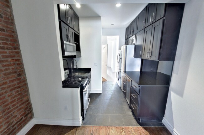 Building Photo - 420 W 51st St