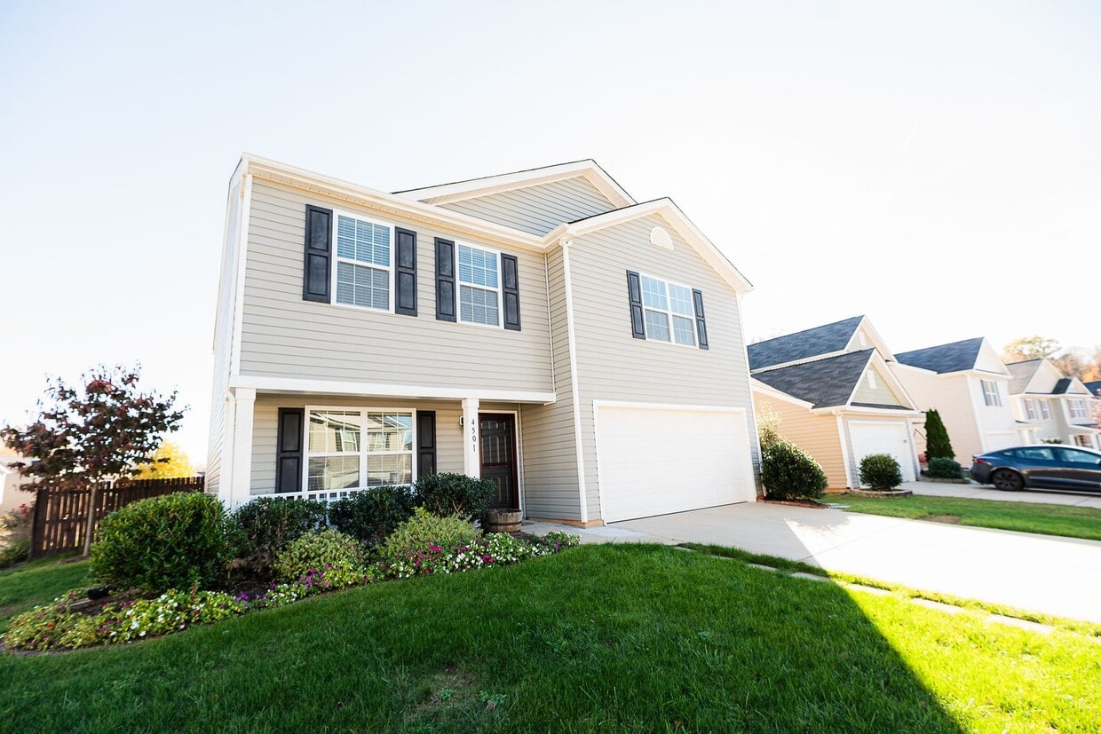 Primary Photo - Beautifully 4-bedroom, 2.5-bathroom spacio...