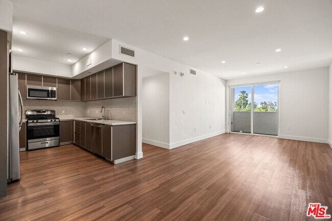 Foto del edificio - 3618 Dunn Dr