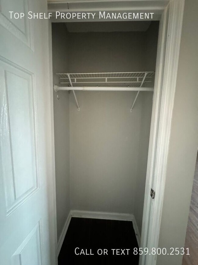 Building Photo - 2 Bedroom Pay Only Electric!