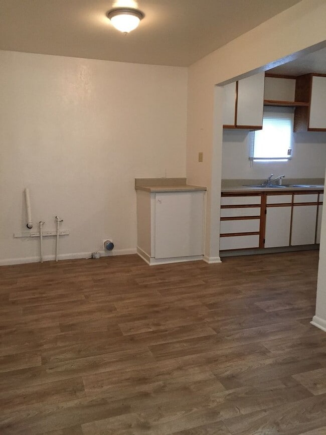 Building Photo - 3BD 2BTH - FENCED YARD & WASHER DRYER HOOK...