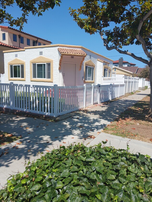 Front corner entrance - 801 Garnet St