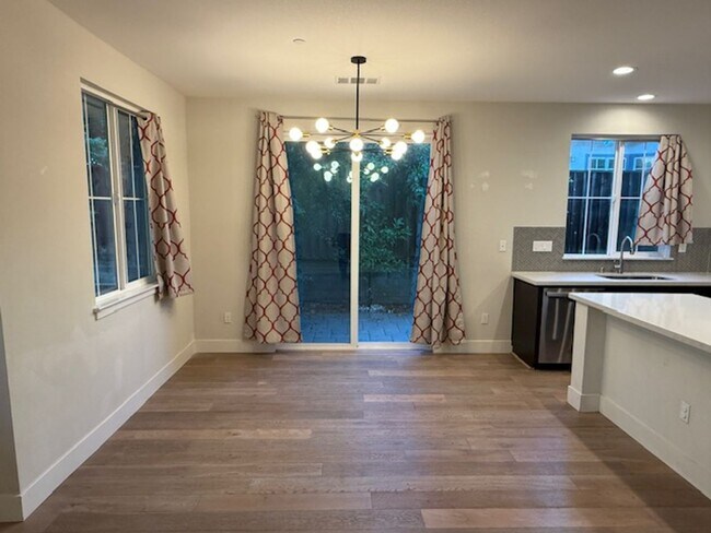Building Photo - Beautiful and Modern 4 Bedroom 3 Bath Alma...