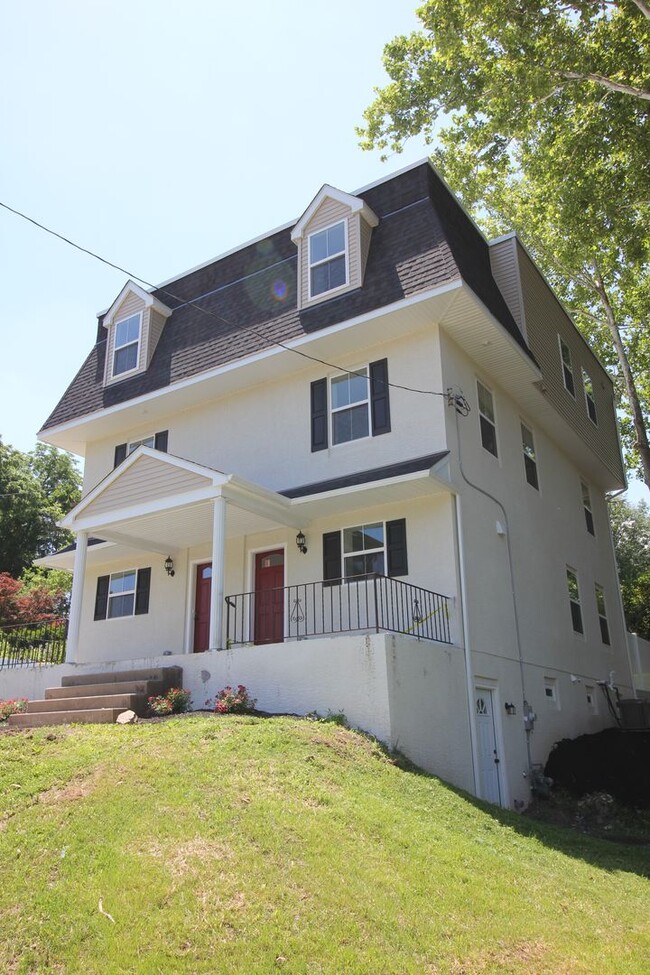 Lafayette Hill - 4 Bedroom 2.5 Bath Twin - HW - Granite - Great Location - Lafayette Hill - 4 Bedroom 2.5 Bath Twin - HW - Granite - Great Location House