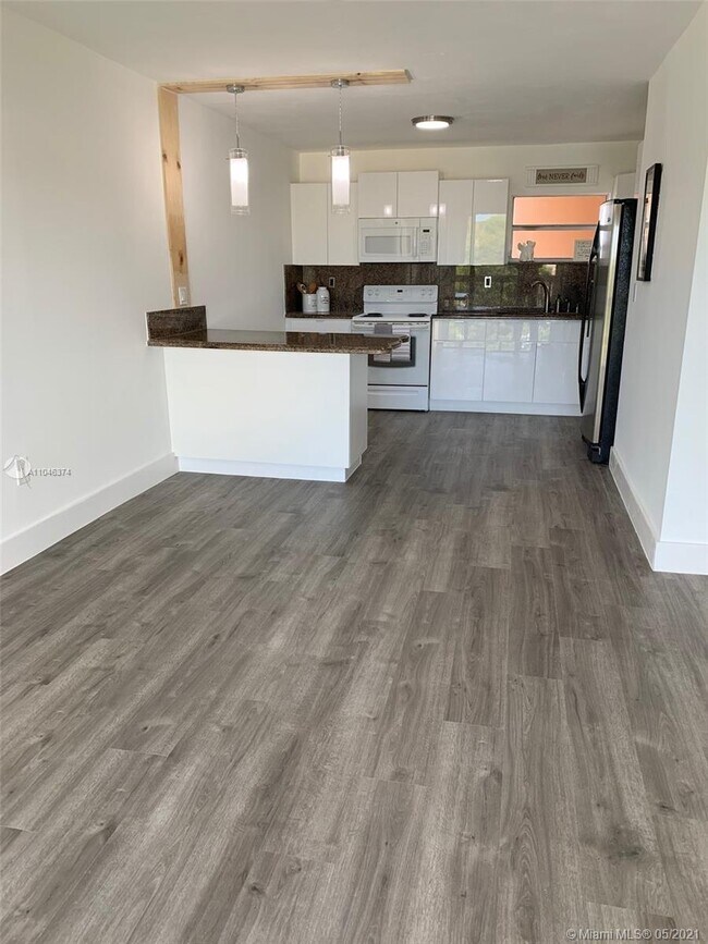 Building Photo - 6300 SW 138th Ct