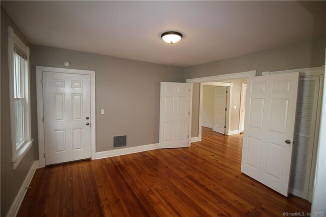 Building Photo - 151 Quaker Ln S