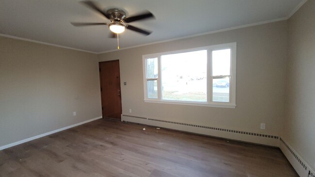 Building Photo - Great NE location- 2 bedroom 1 bath, 1 sta...