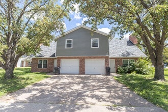 Building Photo - 1913 Greenleaves Ct