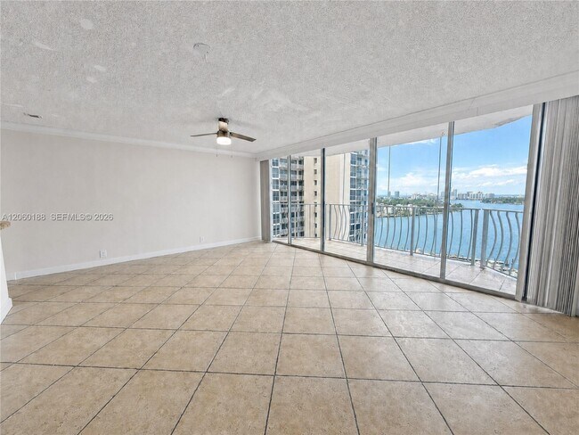 Foto del edificio - 7601 E Treasure Dr