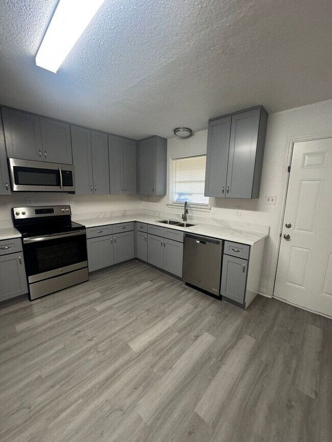 Foto del edificio - **Modern 2 Bed / 1 Bath Duplex in Little E...