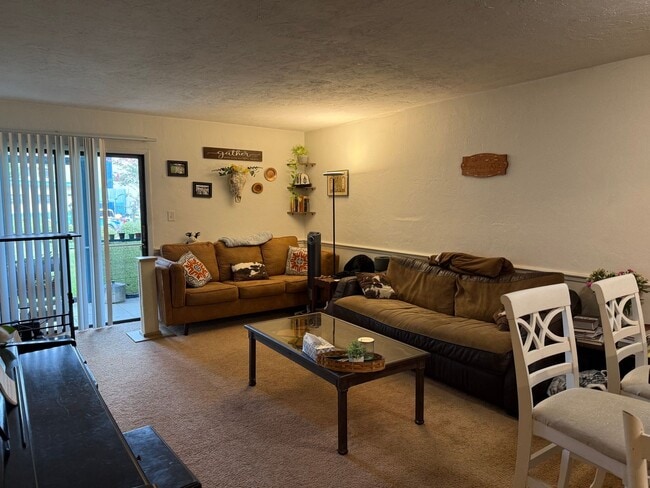 Building Photo - Spacious 876 SF Unit - 1 bd / 1 ba near UF...
