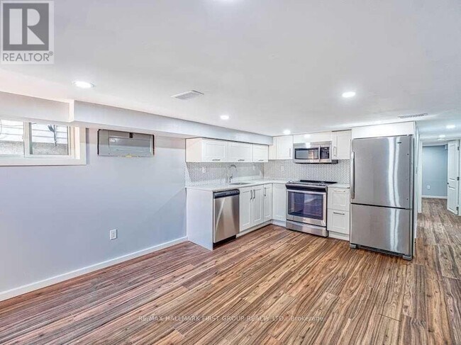 Photo du bâtiment - 376 Rhodes Ave