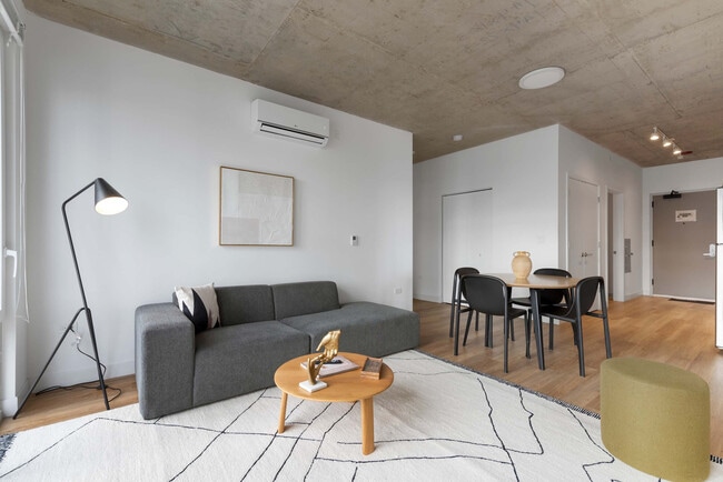 Building Photo - 853 W Blackhawk St