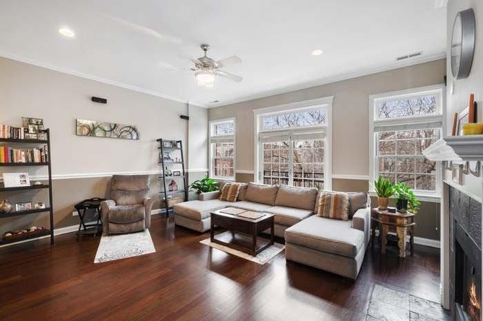 Living space - 3933 N Greenview Ave