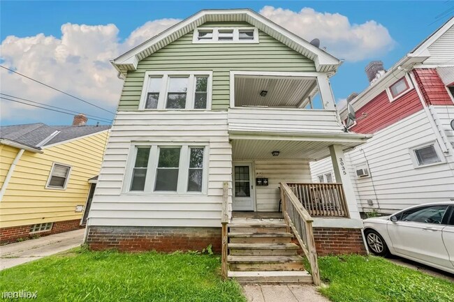 Building Photo - 2 br, 1 bath Duplex - 3035 West 116th Stre...