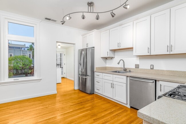 Foto del edificio - Noe Valley: Top Floor 2 bed 1 ba Condo w/ Finished Attic, Tandem Parking, W/D In-Unit, and Shared...