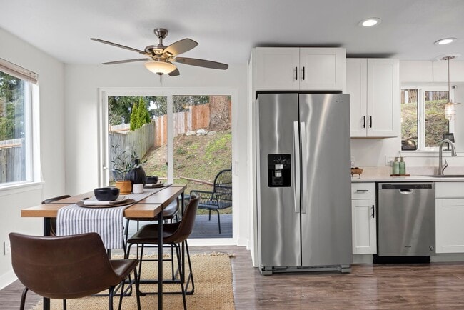 Building Photo - Stylish, Spacious & Steps from WWU and Fai...