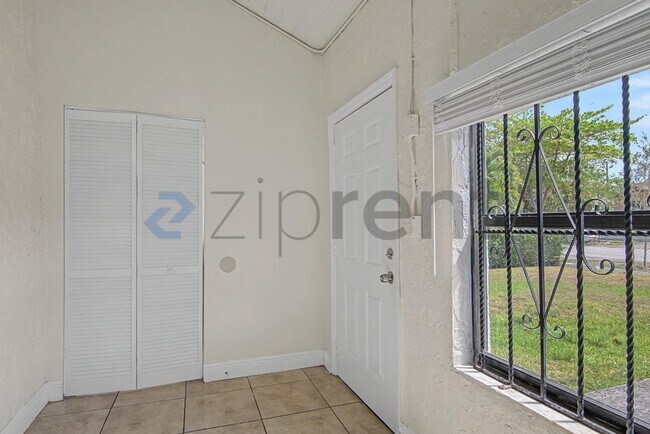 Foto del edificio - 943 NW 63rd St