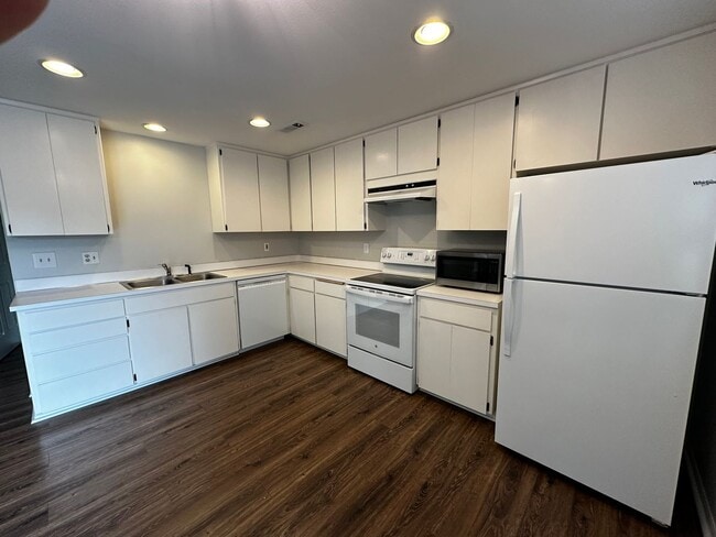 Building Photo - Very Spacious 1 Bedroom Upstairs Unit With A Private Deck