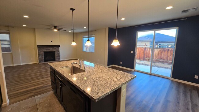 Foto del edificio - 4 Bedroom home Located on Quiet Neighborhood