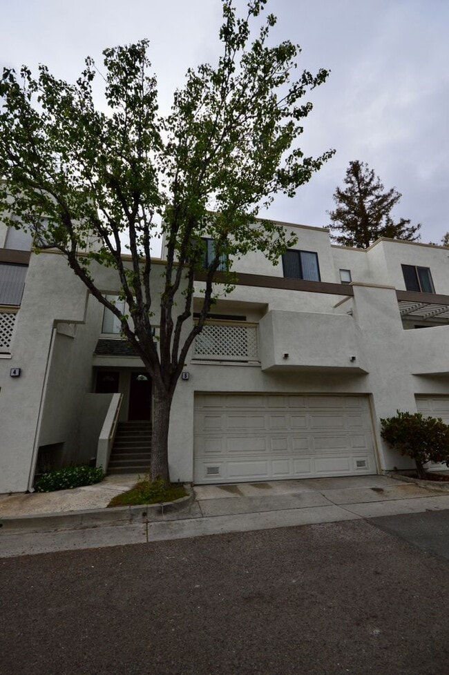Building Photo - 3 Bedroom Townhome in Orange