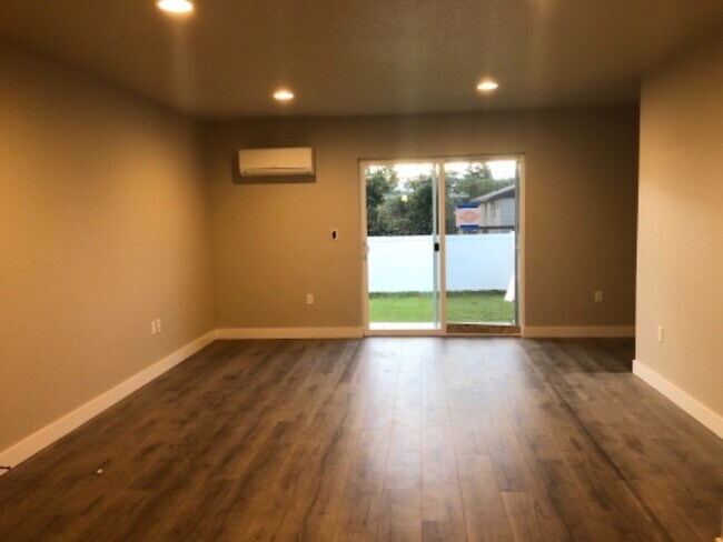 Building Photo - 1935 N Travis Ln